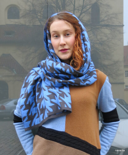 IMG 7367 MAXIMA- double sided scarf retro pattern pepito Double-sided maxi-scarf 180 x 50 cm with retro pepita pattern, one side negative, the other positive. In many color variants, it can be supplemented with the same patterned hat: 1st medium blue-beige, 2nd dark blue/black, 3rd light blue / anthracite, 4th red-khaki with a blue line, 5th yellow/khaki. Knitted from blended yarn composed of 50% organic cotton and 50% polyester. The knit is already pre-washed, non piling. Maintenance is very practical - machine washes for the wool program, THEN STEAM WITH AN IRON. Double-sided maxi-scarf 180 x 50 cm with retro pepita pattern, one side negative, the other positive. In many color variants, it can be supplemented with the same patterned hat: 1st medium blue-beige, 2nd dark blue/black, 3rd light blue / anthracite, 4th red-khaki with a blue line, 5th yellow/khaki. Knitted from blended yarn composed of 50% organic cotton and 50% polyester. The knit is already pre-washed, non piling. Maintenance is very practical - machine washes for the wool program, THEN STEAM WITH AN IRON.