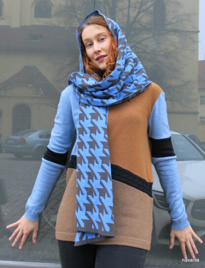 IMG 7369 MAXIMA- double sided scarf retro pattern pepito Double-sided maxi-scarf 180 x 50 cm with retro pepita pattern, one side negative, the other positive. In many color variants, it can be supplemented with the same patterned hat: 1st medium blue-beige, 2nd dark blue/black, 3rd light blue / anthracite, 4th red-khaki with a blue line, 5th yellow/khaki. Knitted from blended yarn composed of 50% organic cotton and 50% polyester. The knit is already pre-washed, non piling. Maintenance is very practical - machine washes for the wool program, THEN STEAM WITH AN IRON. Double-sided maxi-scarf 180 x 50 cm with retro pepita pattern, one side negative, the other positive. In many color variants, it can be supplemented with the same patterned hat: 1st medium blue-beige, 2nd dark blue/black, 3rd light blue / anthracite, 4th red-khaki with a blue line, 5th yellow/khaki. Knitted from blended yarn composed of 50% organic cotton and 50% polyester. The knit is already pre-washed, non piling. Maintenance is very practical - machine washes for the wool program, THEN STEAM WITH AN IRON.