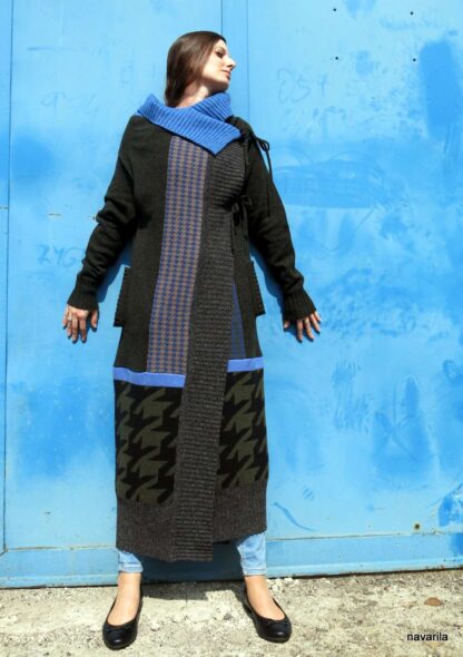 Navarila TYNA poncokabat vicebarevny patchwork 1 TÝNA-poncho coat / multicolor patchwork This original colored maxi coat will become your second skin and will be worn by your children! It attracts with its casualness, pleasant material, simple maintenance and color combination. The front parts overlap and bind to the sewn knitted straps. It is knitted from a beautiful wool yarn of an Italian manufacturer, composed of 80% merino wool + 20% polyamide fiber. The material is kept by washing in a washing machine for a delicate program up to 30 degrees, without smearing. Decompose after washing, do not hang! All models are already pre-washed. We offer in 4 colors - see photo and size S, M, L XL Made with love in the Czech Republic, each piece handmade, only limited edition, max. 20 pcs This original colored maxi coat will become your second skin and will be worn by your children! It attracts with its casualness, pleasant material, simple maintenance and color combination. The front parts overlap and bind to the sewn knitted straps. It is knitted from a beautiful wool yarn of an Italian manufacturer, composed of 80% merino wool + 20% polyamide fiber. The material is kept by washing in a washing machine for a delicate program up to 30 degrees, without smearing. Decompose after washing, do not hang! All models are already pre-washed. We offer in 4 colors - see photo and size S, M, L XL Made with love in the Czech Republic, each piece handmade, only limited edition, max. 20 pcs