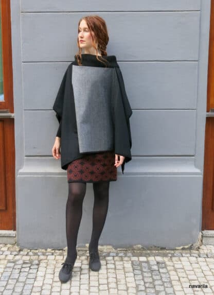 IMG 8911 GRAY-wool poncho with knitted hems An elegant poncho made of 100% wool / fabric / in a gray-black pattern, it has a knitted black ribbed turtleneck made of merino wool, 30 cm high, which you can fold up or curl up like a hood. The whole poncho is lined with a black 1.5 cm knitted cavity made of merino wool. 100% wool + yarn 100% merino wool Maintenance - we recommend dry cleaning. no sizes 140x100cm An elegant poncho made of 100% wool / fabric / in a gray-black pattern, it has a knitted black ribbed turtleneck made of merino wool, 30 cm high, which you can fold up or curl up like a hood. The whole poncho is lined with a black 1.5 cm knitted cavity made of merino wool. 100% wool + yarn 100% merino wool Maintenance - we recommend dry cleaning. no sizes 140x100cm