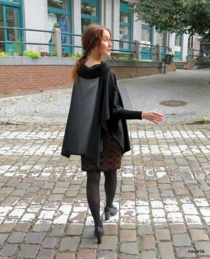 IMG 8939 GRAY-wool poncho with knitted hems An elegant poncho made of 100% wool / fabric / in a gray-black pattern, it has a knitted black ribbed turtleneck made of merino wool, 30 cm high, which you can fold up or curl up like a hood. The whole poncho is lined with a black 1.5 cm knitted cavity made of merino wool. 100% wool + yarn 100% merino wool Maintenance - we recommend dry cleaning. size 140x100cm An elegant poncho made of 100% wool / fabric / in a gray-black pattern, it has a knitted black ribbed turtleneck made of merino wool, 30 cm high, which you can fold up or curl up like a hood. The whole poncho is lined with a black 1.5 cm knitted cavity made of merino wool. 100% wool + yarn 100% merino wool Maintenance - we recommend dry cleaning. size 140x100cm