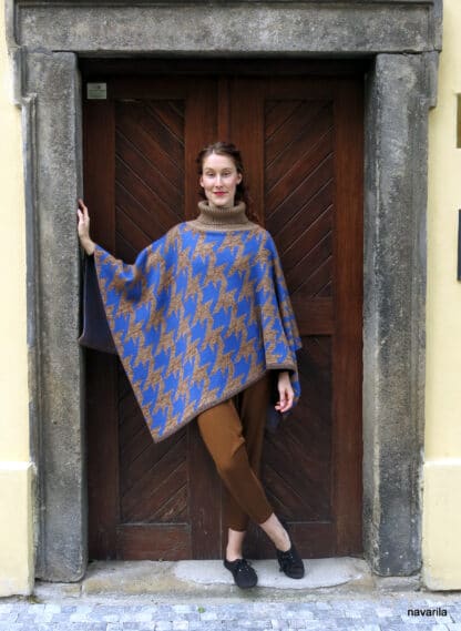 IMG 8942 TANIKA-knitted poncho This elegant poncho with a rooster footprint in a blue-brown design has a massive ribbed turtleneck in the diagonally cut center, which you can roll up or leave like a turtleneck. Lined with brown hollow. Yarn 80% merino wool + 20% PES All models are already pre-washed, maintenance by washing in a washing machine for a fine program up to 30 degrees. Spread after washing. no sizes 140x100cm   This elegant poncho with a rooster footprint in a blue-brown design has a massive ribbed turtleneck in the diagonally cut center, which you can roll up or leave like a turtleneck. Lined with brown hollow. Yarn 80% merino wool + 20% PES All models are already pre-washed, maintenance by washing in a washing machine for a fine program up to 30 degrees. Spread after washing. no sizes 140x100cm  
