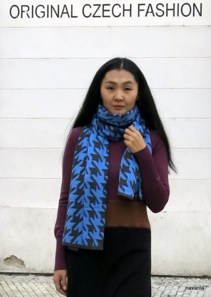 IMG 7581 MAXIMA- double sided scarf retro pattern pepito Double-sided maxi-scarf 180 x 50 cm with retro pepita pattern, one side negative, the other positive. In many color variants, it can be supplemented with the same patterned hat: 1st medium blue-beige, 2nd dark blue/black, 3rd light blue / anthracite, 4th red-khaki with a blue line, 5th yellow/khaki. Knitted from blended yarn composed of 50% organic cotton and 50% polyester. The knit is already pre-washed, non piling. Maintenance is very practical - machine washes for the wool program, THEN STEAM WITH AN IRON. Double-sided maxi-scarf 180 x 50 cm with retro pepita pattern, one side negative, the other positive. In many color variants, it can be supplemented with the same patterned hat: 1st medium blue-beige, 2nd dark blue/black, 3rd light blue / anthracite, 4th red-khaki with a blue line, 5th yellow/khaki. Knitted from blended yarn composed of 50% organic cotton and 50% polyester. The knit is already pre-washed, non piling. Maintenance is very practical - machine washes for the wool program, THEN STEAM WITH AN IRON.