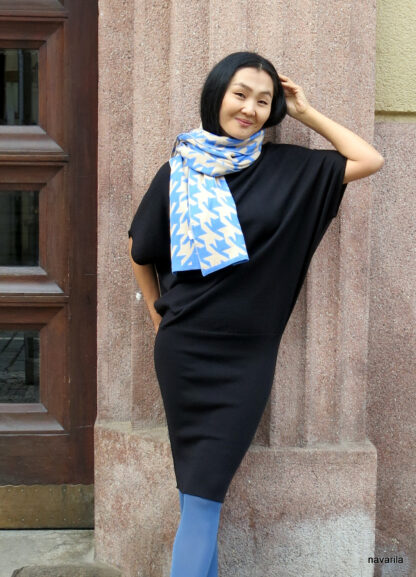 IMG 7654 MAXIMA- double sided scarf retro pattern pepito Double-sided maxi-scarf 180 x 50 cm with retro pepita pattern, one side negative, the other positive. In many color variants, it can be supplemented with the same patterned hat: 1st medium blue-beige, 2nd dark blue/black, 3rd light blue / anthracite, 4th red-khaki with a blue line, 5th yellow/khaki. Knitted from blended yarn composed of 50% organic cotton and 50% polyester. The knit is already pre-washed, non piling. Maintenance is very practical - machine washes for the wool program, THEN STEAM WITH AN IRON. Double-sided maxi-scarf 180 x 50 cm with retro pepita pattern, one side negative, the other positive. In many color variants, it can be supplemented with the same patterned hat: 1st medium blue-beige, 2nd dark blue/black, 3rd light blue / anthracite, 4th red-khaki with a blue line, 5th yellow/khaki. Knitted from blended yarn composed of 50% organic cotton and 50% polyester. The knit is already pre-washed, non piling. Maintenance is very practical - machine washes for the wool program, THEN STEAM WITH AN IRON.