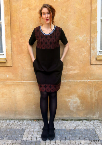 IMG 7961 RAMIA- black dress with mandala pattern Original stitched dress with orange pattern and pockets as a unique original. Material - mixed yarn from an Italian manufacturer consisting of 50% merino wool + 50% polyester, all models are already pre-washed, maintenance very practical - machine wash on a delicate program. Only to order - size S, M, L This is a unique original, the two models are never completely identical. Original stitched dress with orange pattern and pockets as a unique original. Material - mixed yarn from an Italian manufacturer consisting of 50% merino wool + 50% polyester, all models are already pre-washed, maintenance very practical - machine wash on a delicate program. Only to order - size S, M, L This is a unique original, the two models are never completely identical.
