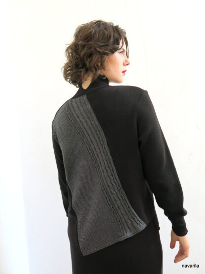 IMG 0731 TOMY - sweater with slits and inlay on the back TOMY is a black turtleneck with surprise from the back It's knitted from 50/50 organic cotton, the 7cm turtleneck has a center back slit, long sleeves finished with a ribbed knit, and side slits. A part with a plastic pattern, recycled from our previous production, is inserted into the back, which forms an interesting color detail. Therefore, each sweater is different, even though it is exactly the same from the front. All models are already pre-washed, maintenance: gentle wash up to 30 degrees, then hang or spread on a towel. SIZE S,M,L,X TOMY is a black turtleneck with surprise from the back It's knitted from 50/50 organic cotton, the 7cm turtleneck has a center back slit, long sleeves finished with a ribbed knit, and side slits. A part with a plastic pattern, recycled from our previous production, is inserted into the back, which forms an interesting color detail. Therefore, each sweater is different, even though it is exactly the same from the front. All models are already pre-washed, maintenance: gentle wash up to 30 degrees, then hang or spread on a towel. SIZE S,M,L,X