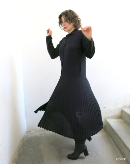 IMG 0815 ROHAN-pletený kabát s plisé a kapsami Je přesně tím svetrem, po kterém toužíte,tím co na podzim potřebujete. Dlouhý, teplý, hebký a s kapsami.Přes večerní šaty nebo přes pyžamo. Pletený maxikabát z merino vlny. Barevnost: 1/černá 2/tm.modrá 3/trávově zelená Příze italského výrobce, ve složení 50% merino vlna + 50 % polyamid fibre. Materiál se udržuje  praním v pračce na jemný program do 30 st., nežmolkuje. Veškeré modely jsou již předeprány. Vyrobeno s láskou v Čechách, každý kus originál - ruční výroba, Dodací lhůta do 14 dní po objednání. Je přesně tím svetrem, po kterém toužíte,tím co na podzim potřebujete. Dlouhý, teplý, hebký a s kapsami.Přes večerní šaty nebo přes pyžamo. Pletený maxikabát z merino vlny. Barevnost: 1/černá 2/tm.modrá 3/trávově zelená Příze italského výrobce, ve složení 50% merino vlna + 50 % polyamid fibre. Materiál se udržuje  praním v pračce na jemný program do 30 st., nežmolkuje. Veškeré modely jsou již předeprány. Vyrobeno s láskou v Čechách, každý kus originál - ruční výroba, Dodací lhůta do 14 dní po objednání.