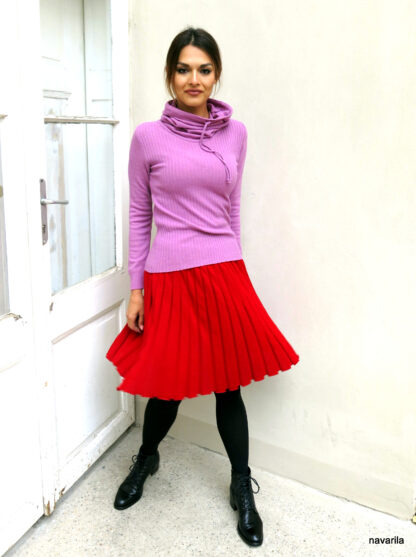 IMG 1275 scaled KARKULA - pletená sukně s plisé Sukně KARKULA je červená,plisovaná sukně ke kolenům, která  krásně zvoní do kroku! V pase do dvoudutinky s gumou. Sukně v délce 55 cm je pletená z vlněné merino příze italského výrobce . Barva červená, pouze 2 kusy- velikosti. M,L   Nádherná a snadno udržovatelná příze od italského výrobce ve složení 50% merino vlny + 50% polyesteru. Každý model je již předepraný, nekouše, nežmolkuje - údržba velice praktická - ruční praní nebo v pračce na jemný program do 30st. Vyrobeno s láskou v Čechách, každý kus originál - ruční výroba. Sukně KARKULA je červená,plisovaná sukně ke kolenům, která  krásně zvoní do kroku! V pase do dvoudutinky s gumou. Sukně v délce 55 cm je pletená z vlněné merino příze italského výrobce . Barva červená, pouze 2 kusy- velikosti. M,L   Nádherná a snadno udržovatelná příze od italského výrobce ve složení 50% merino vlny + 50% polyesteru. Každý model je již předepraný, nekouše, nežmolkuje - údržba velice praktická - ruční praní nebo v pračce na jemný program do 30st. Vyrobeno s láskou v Čechách, každý kus originál - ruční výroba.