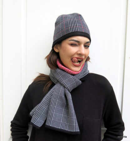 IMG 3688 KARIA-checkered cap with a red line A beautiful organic cotton knitted hat with a scotch check pattern, black and white with a red line and black edging. Your header will be like in the heaven! Knitted from mixed yarn in the composition of 50% cotton and 50% polyester. The knitwear is already pre-washed, does not bite, does not pill - very practical maintenance - machine wash on a gentle cycle. Can be completed with a SCOTA scarf: A beautiful organic cotton knitted hat with a scotch check pattern, black and white with a red line and black edging. Your header will be like in the heaven! Knitted from mixed yarn in the composition of 50% cotton and 50% polyester. The knitwear is already pre-washed, does not bite, does not pill - very practical maintenance - machine wash on a gentle cycle. Can be completed with a SCOTA scarf: